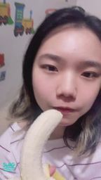 leoncinobb : 舔弄香蕉🍌這個形狀太像了 伸出舌頭用色情的方式舔弄著💦💦💦